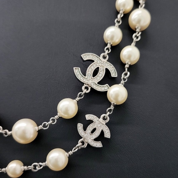 COPY - Chanel Pearl CC Necklace with Silver Hardware - Picture 3 of 6